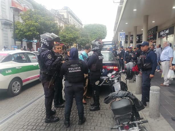 Atrapan a empleados de Finanzas por agredir a motociclista en Enríquez, en Xalapa