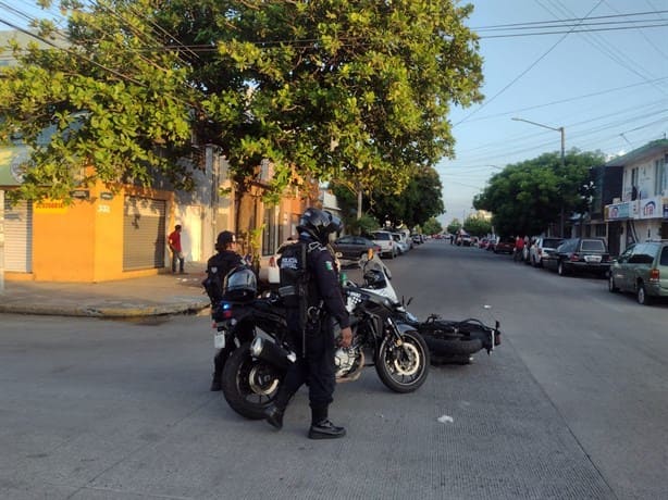 Moto patrullero choca con camioneta del ayuntamiento, en Veracruz