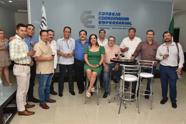 Integrantes del Colegio de Abogados de Veracruz festejan el Día del Padre