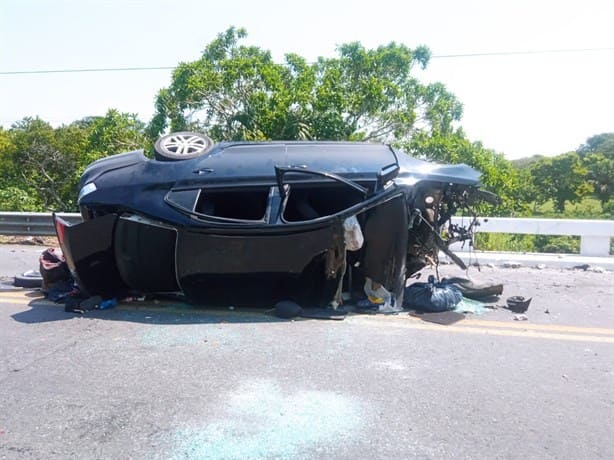 Vuelca automóvil en carretera a Alvarado; hay tres lesionados