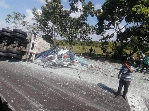 Cinco muertes y 2 personas heridas en accidente carretero en sur de Veracruz