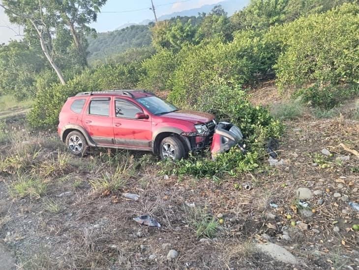 Camioneta abandonada tras salirse de la carretera en Misantla-Martínez