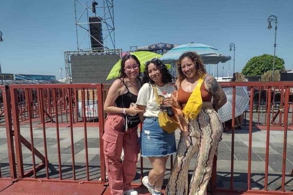 Fans madrugan para ver a Café Tacvba en primera fila en Carnaval de Veracruz