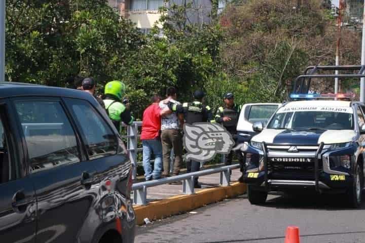 Rescatistas evitan que joven se arroje desde puente en Córdoba