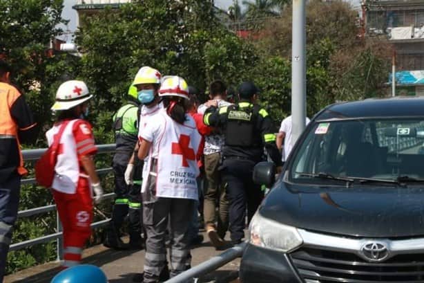 Rescatistas evitan que joven se arroje desde puente en Córdoba