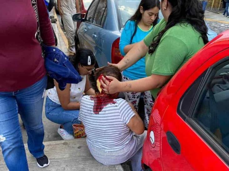 Señora cae y se golpea cabeza en la avenida Venustiano Carranza, en Xalapa