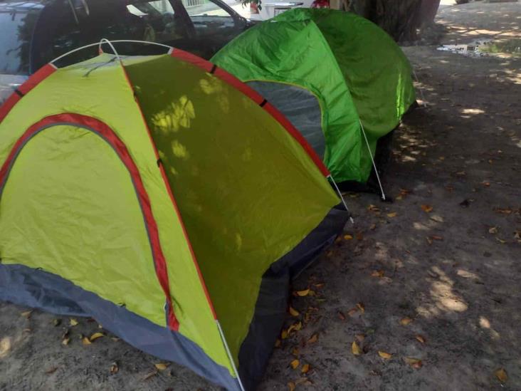 ¿Mejor que un hotel? Turistas del Carnaval de Veracruz acampan en calles de La Huaca