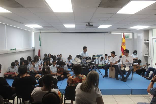Estudiantes del Colegio Cristóbal Colón presentan el programa Son de Roble