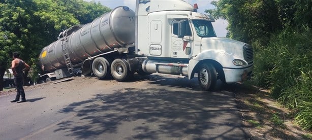 Tráiler pierde el control y se sale de la carretera, en Tlapacoyan