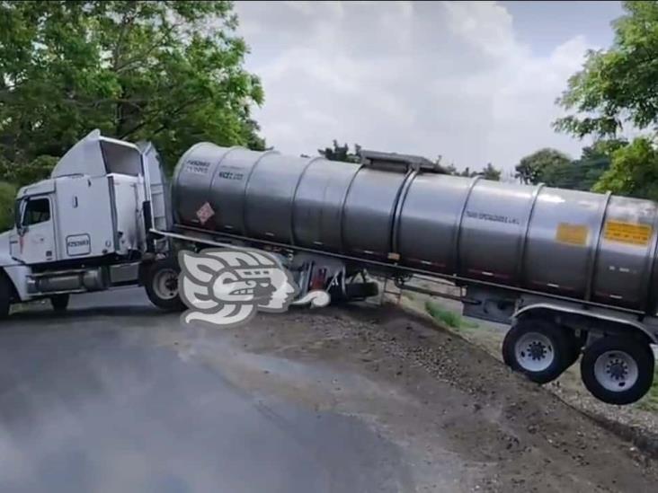 Tráiler pierde el control y se sale de la carretera, en Tlapacoyan