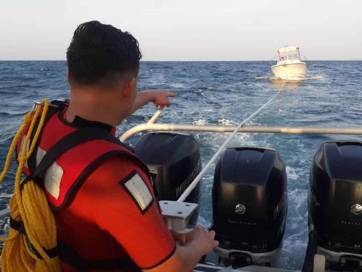 Marina rescata yate varado con menor a bordo en costa de Antón Lizardo