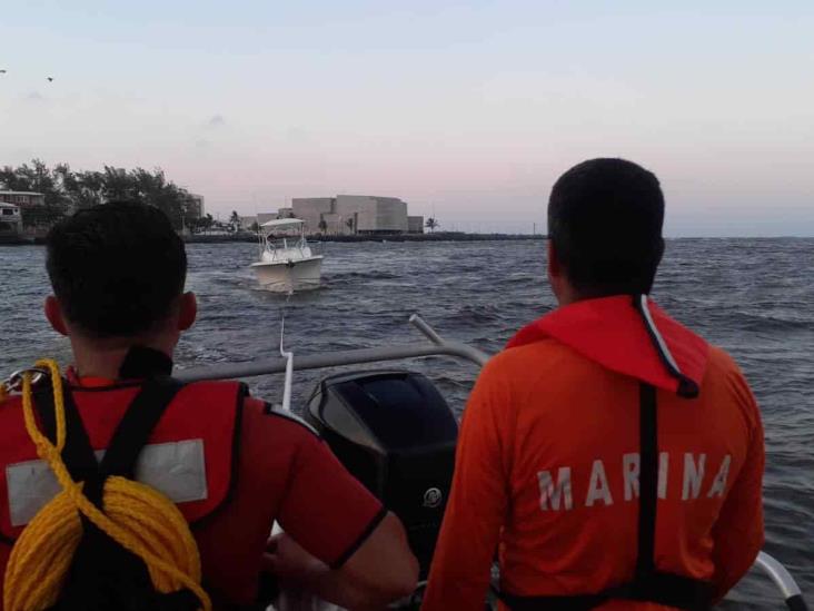 Marina rescata yate varado con menor a bordo en costa de Antón Lizardo