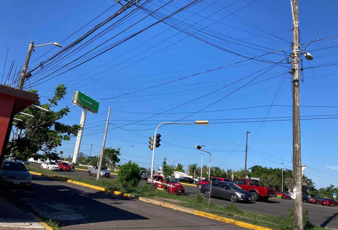 Advierten por cables colgando en Lomas del Coyol, en Veracruz