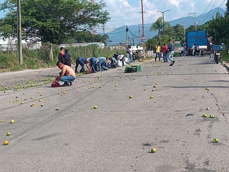 Toneladas de limones  fueron robadas por conductores sobre la carretera Córdoba- Amatlán (+Video)