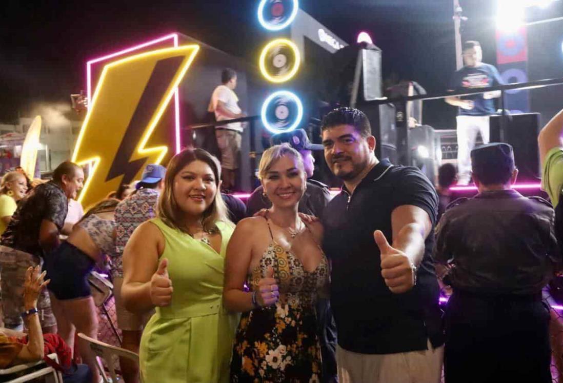 Zenyazen disfruta en familia del Carnaval de Veracruz