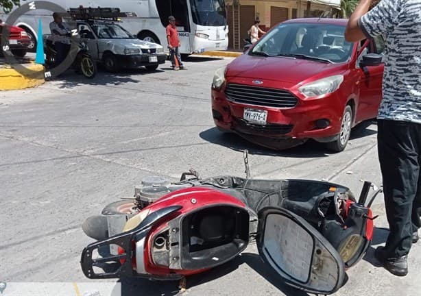 Automóvil atropella a mujer en su motocicleta en calles de Tierra Blanca