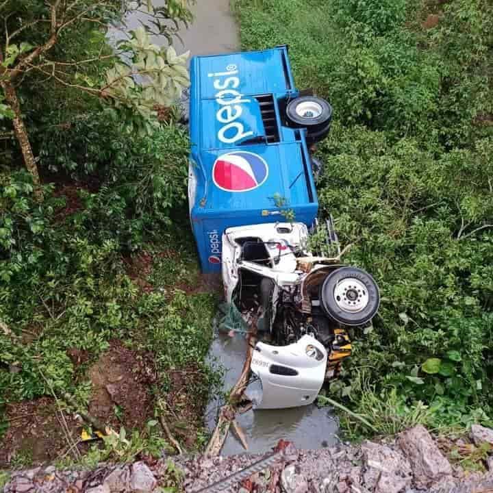 Cae camión refresquero a barranco en Sochiapa, Veracruz