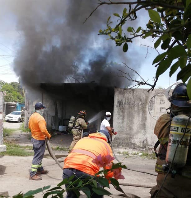 Cortocircuito incendia interior de vivienda en la colonia Rosa Borunda