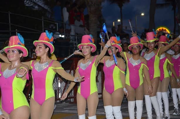 Con gradas casi vacías, inicia último desfile del Carnaval de Veracruz 2023 | VIDEO
