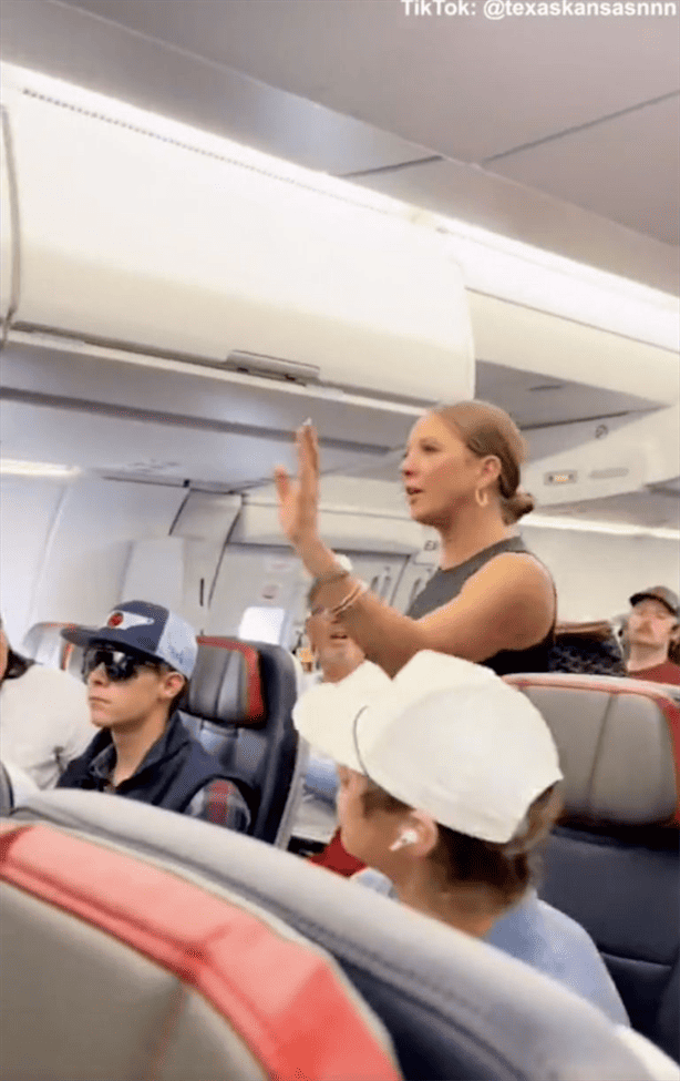 Una angustiada mujer pelea con un hombre imaginario y crea pánico en un avión (+Video)