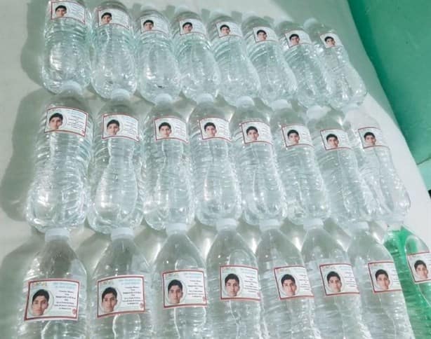 Felipa reparte botellas de agua con fotos de desaparecidos en Carnaval de Veracruz 2023