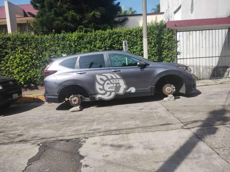 ¡Otra de roballantas! Dejan camioneta sobre ladrillos en Córdoba