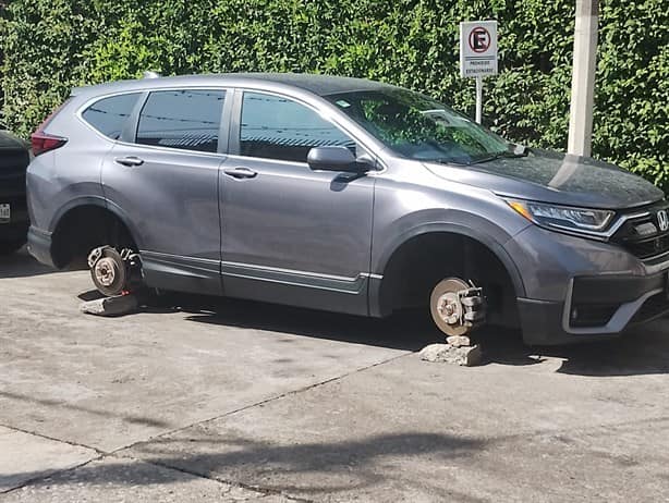 ¡Otra de roballantas! Dejan camioneta sobre ladrillos en Córdoba