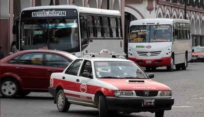 Taxistas de Veracruz recomiendan verificar tarifas antes de contratar el servicio para evitar abusos