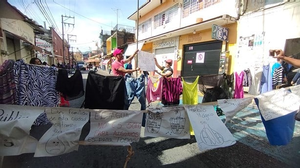 Sin agua por más de 2 meses, más de 100 familias en Orizaba; bloquean calle (+Video)