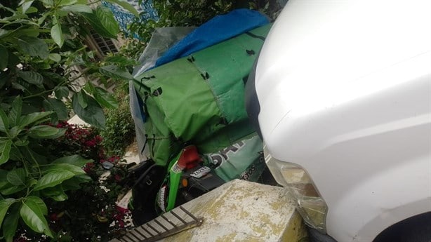 Camioneta de construcción arrasa con tres motocicletas en Xalapa