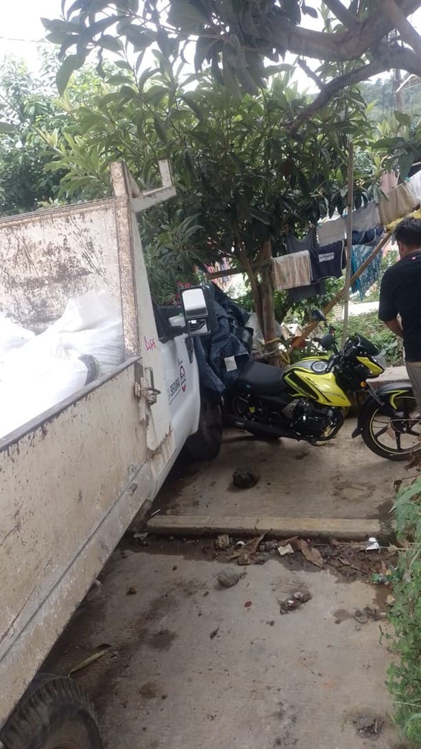 Camioneta de construcción arrasa con tres motocicletas en Xalapa