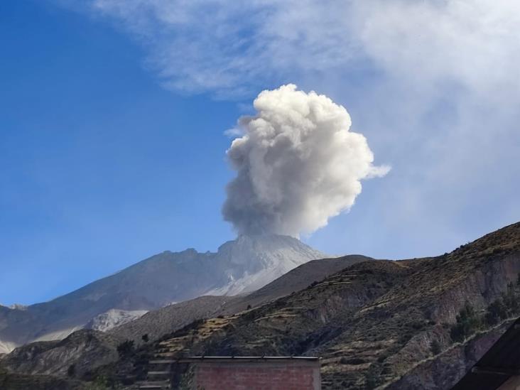 Declaran estado de emergencia en Perú por actividad volcánica