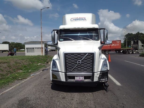 Vuelca camioneta al ser impactada por un tractocamión en la Veracruz-Xalapa | VIDEO