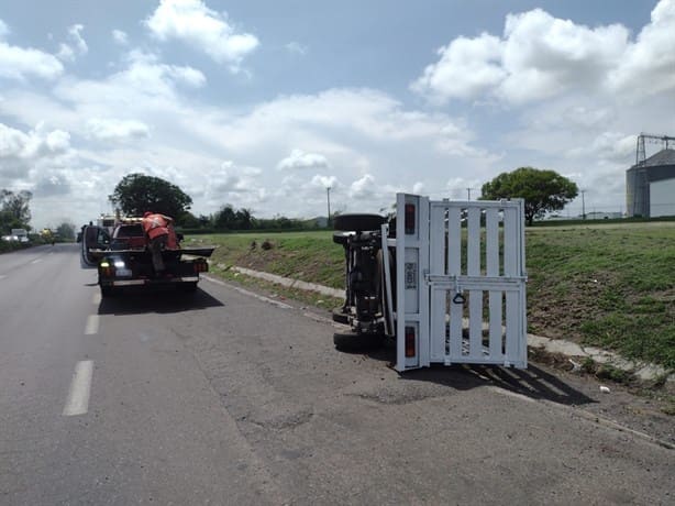 Vuelca camioneta al ser impactada por un tractocamión en la Veracruz-Xalapa | VIDEO
