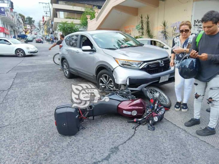 Camioneta y motociclista chocan en pleno viaducto de Xalapa