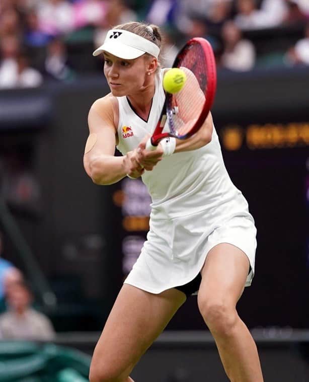 Mantiene Elena Rybakina su nivel en Wimbledon