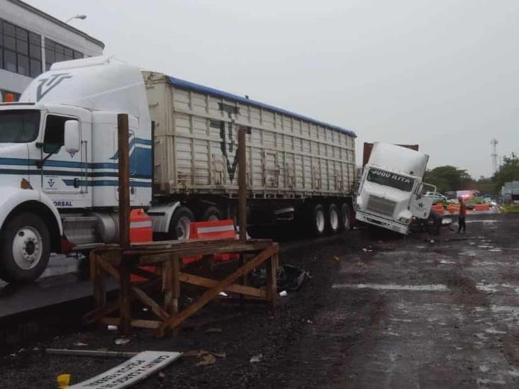 Tráiler cae en la zanja de las obras de Las Trancas y genera caos vial