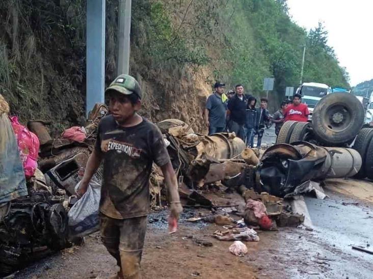 Volcadura de camión provoca rapiña y cierre de la autopista Puebla-Orizaba