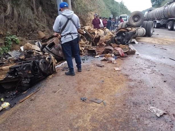 Volcadura de camión provoca rapiña y cierre de la autopista Puebla-Orizaba