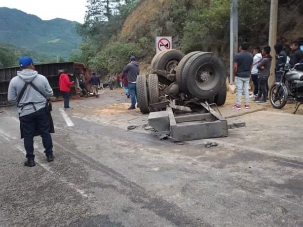 Volcadura de camión provoca rapiña y cierre de la autopista Puebla-Orizaba