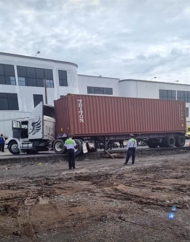 Tráiler cae en la zanja de las obras de Las Trancas y genera caos vial