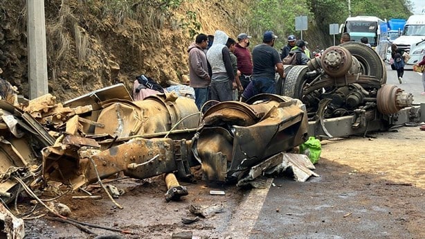 Volcadura de camión provoca rapiña y cierre de la autopista Puebla-Orizaba