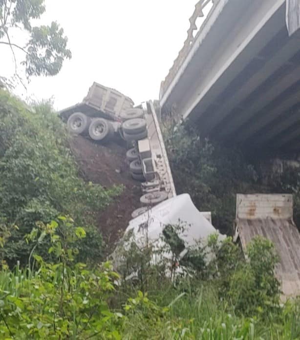 Daños cuantiosos deja volcadura de tráiler en Amatlán