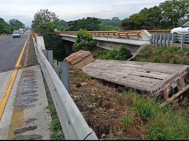 Daños cuantiosos deja volcadura de tráiler en Amatlán