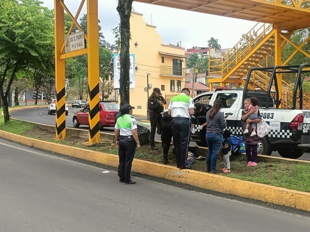 Por no usar el puente, atropellan a madre e hijo en Xalapa