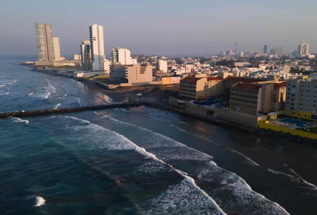 Mar desaparece playas en Veracruz; el agua gana terreno