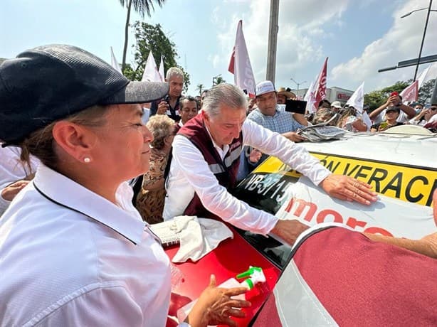 Veracruzanos acompañan a Adán Augusto López durante su visita al puerto