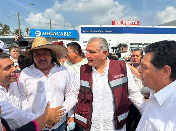 Veracruzanos acompañan a Adán Augusto López durante su visita al puerto
