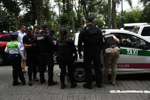 Taxi le da ‘besito’ a auto de lujo en centro de Xalapa