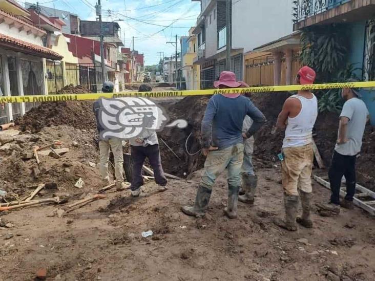 Trabajadores casi quedan sepultados en obra de drenaje, en Xalapa